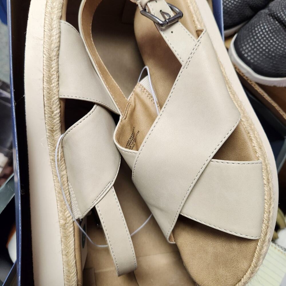 Universal Thread size 8 womens tan sandals